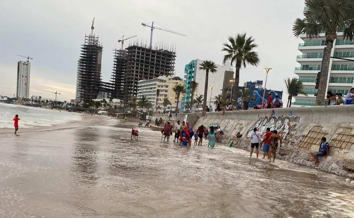 Por alto oleaje, restringen acceso en playas de Mazatlán