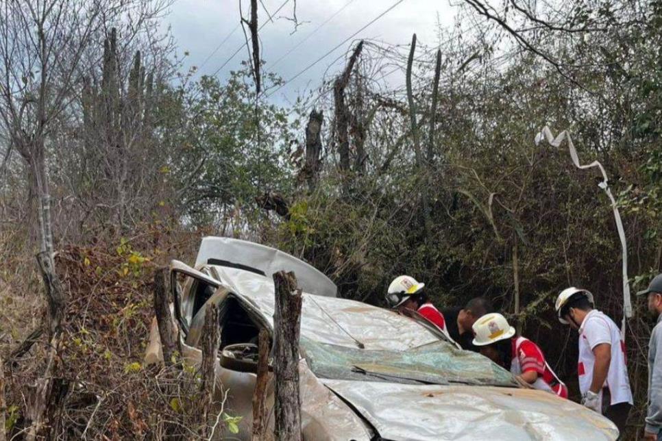 Vehículo cae a un barranco cerca de El Quelite, Mazatlán; hay un lesionado
