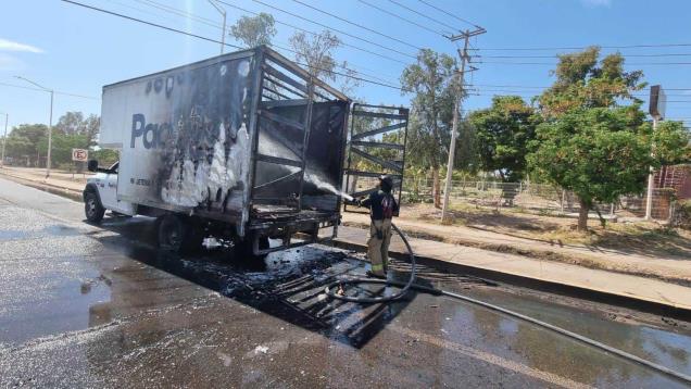 Otro vehículo incendiado en Culiacán; se quema una camioneta por La Costerita
