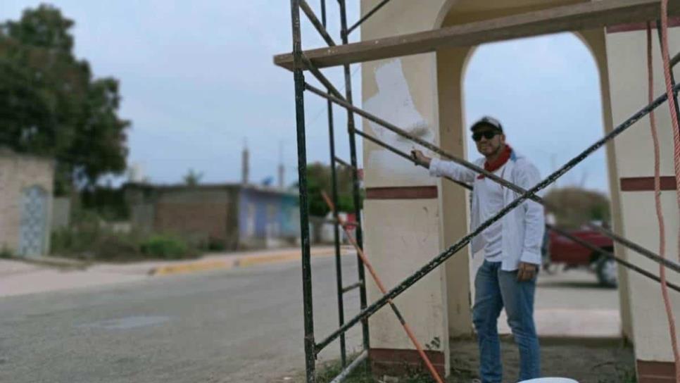 El talento regresa a casa; el muralista Sergio Ramírez embellece los arcos de Agua Verde