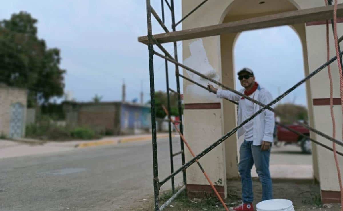 El talento regresa a casa; el muralista Sergio Ramírez embellece los arcos de Agua Verde