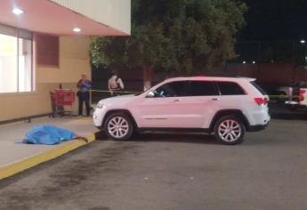 Matan a balazos a un hombre en el estacionamiento de un supermercado en Culiacán