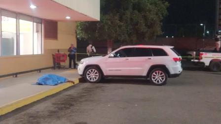 Matan a balazos a un hombre en el estacionamiento de un supermercado en Culiacán