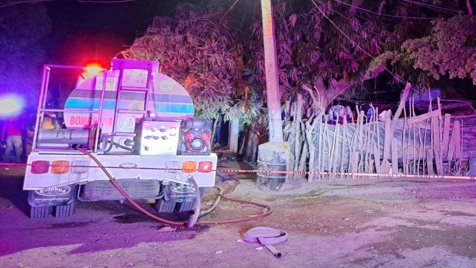 Hombre ebrio incendia su casa con su familia adentro en Guasave