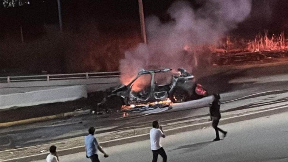 Camioneta de lujo termina calcinada tras incendiarse en la Isla Musala de Culiacán