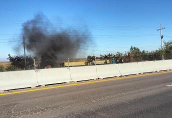 Tractor termina calcinado durante un incendio en la sindicatura de Costa Rica