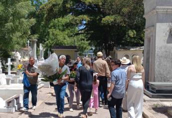 ¡Es un triste Día de las Madres!, expresa la familia López en el Panteón Civil de Culiacán