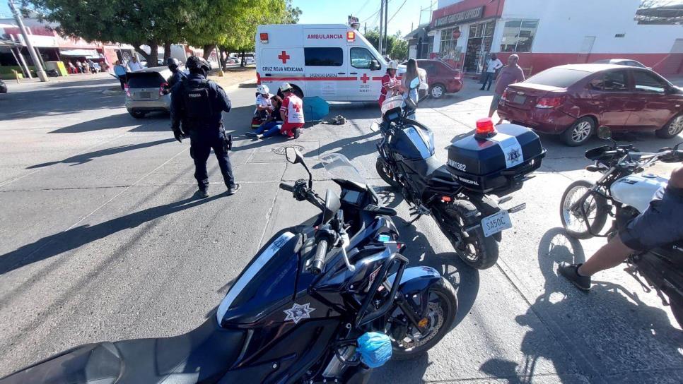 Tres lesionados tras choque entre moto y auto en Mazatlán; entre ellos un bebé