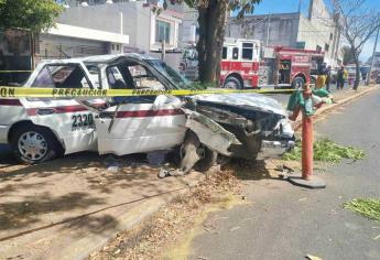 Taxista se infarta y se estrella contra un árbol en Culiacán