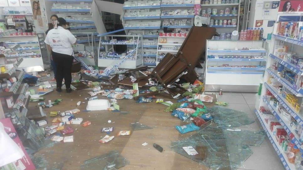 Conductora se mete de con todo y camioneta a una farmacia en Culiacán