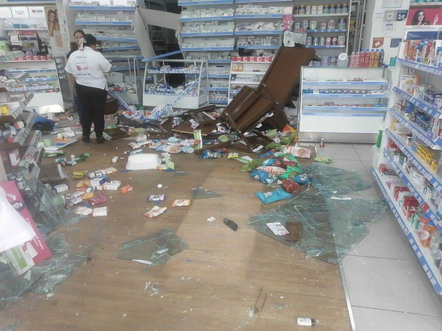 Así quedó la farmacia tras el accidente de la camioneta que se metió al negocio. FOTO: José Ángel Bletrán.