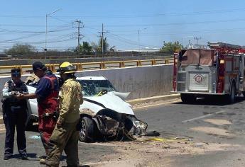 Conductor de camioneta queda prensado tras accidente en Culiacán