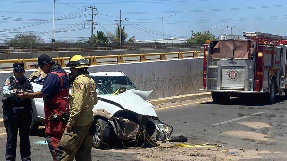 Conductor de camioneta queda prensado tras accidente en Culiacán