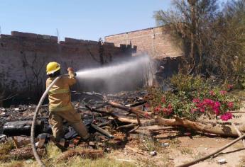 Incendio consume una vivienda en Los Mochis
