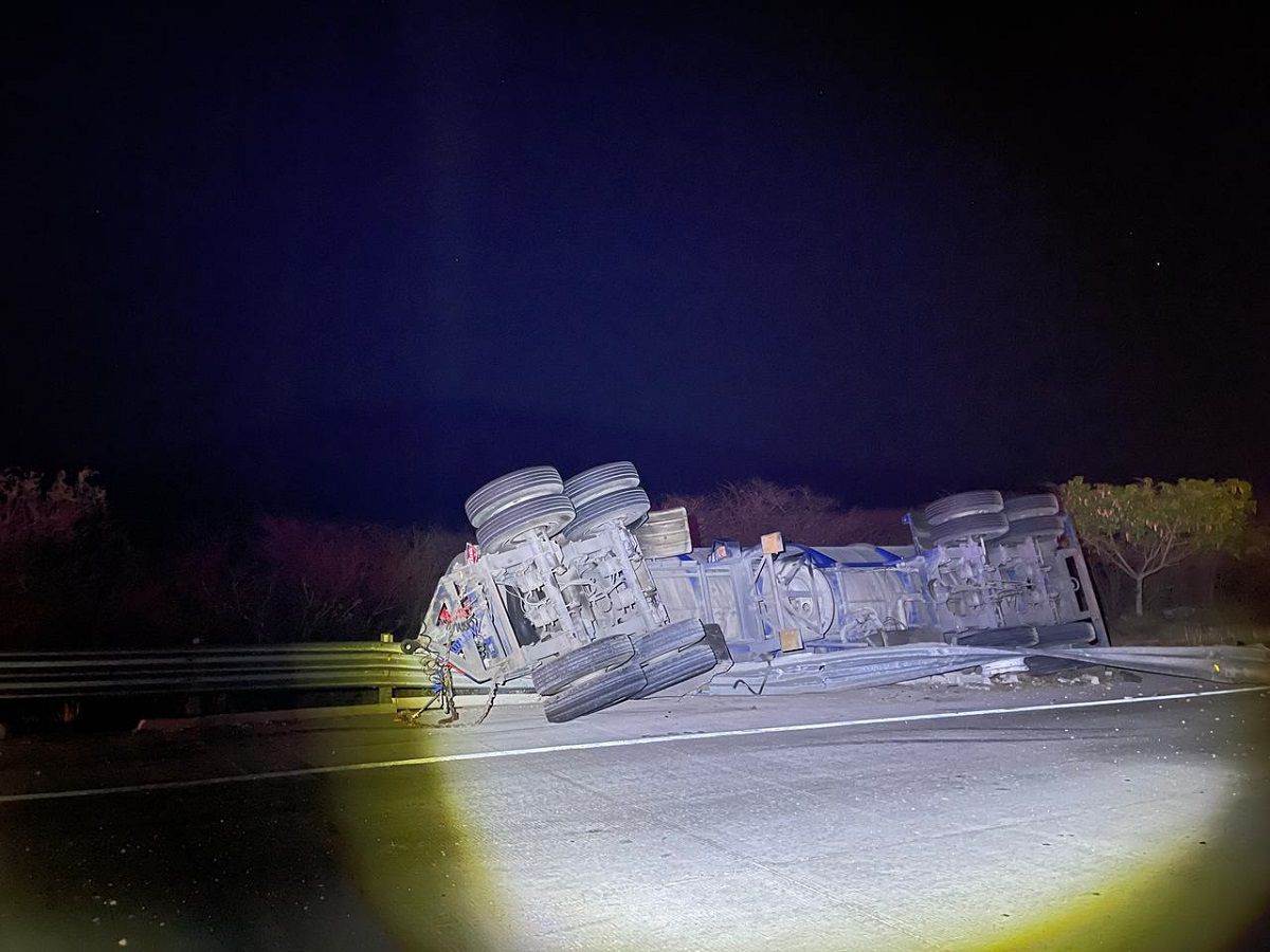 El accidente provocó el cierre de la carretera. FOTO: Cortesía