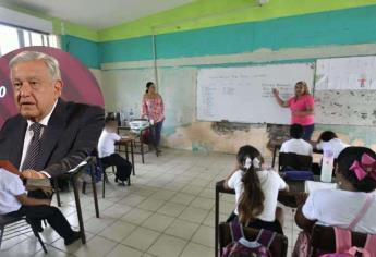 AMLO anuncia aumento salarial del 10 % a maestros de educación básica