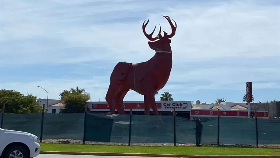 Revelan por qué la escultura del venado de la Carlos Canseco en Mazatlán es rojo 