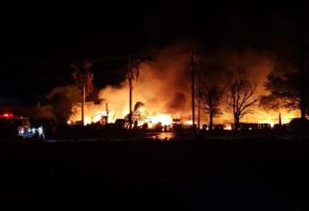 Se registra megaincendio en bodega de aceites en la Zona industrial de Los Mochis