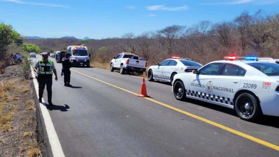Choque entre tres vehículos y volcadura dejan a dos lesionados en Elota Choque entre tres vehículos y volcadura dejan a dos lesionados en Elota