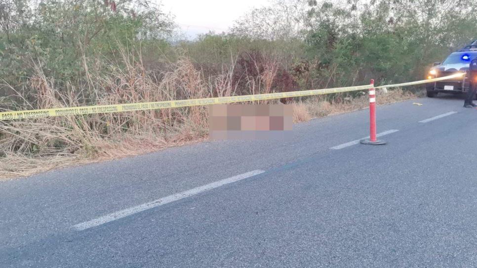 Encuentran a un hombre muerto sobre una carretera en Mocorito