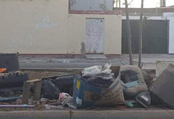 Así se ve el bulevar Colegio Militar de Los Mochis lleno de basura y muebles abandonados