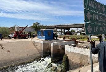 Muere joven al caer a un canal de riego en Los Mochis; intentó cruzar en su motocicleta 