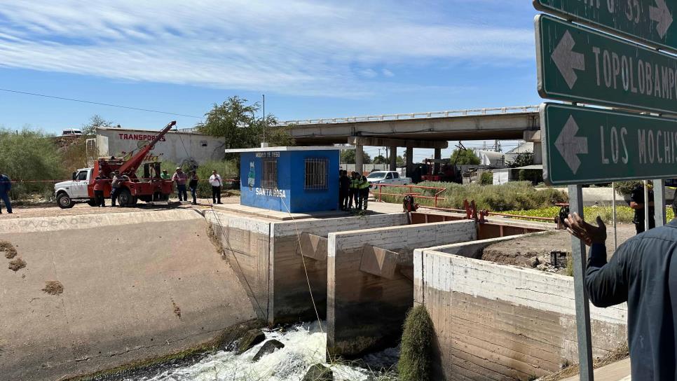 Muere joven al caer a un canal de riego en Los Mochis; intentó cruzar en su motocicleta 