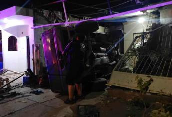 Conductor pierde el control y se mete a una casa en Jardines del Bosque, en Los Mochis