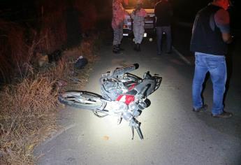 Motociclista muere al chocar de frente contra una camioneta cerca del campo militar El Sauz, Culiacán