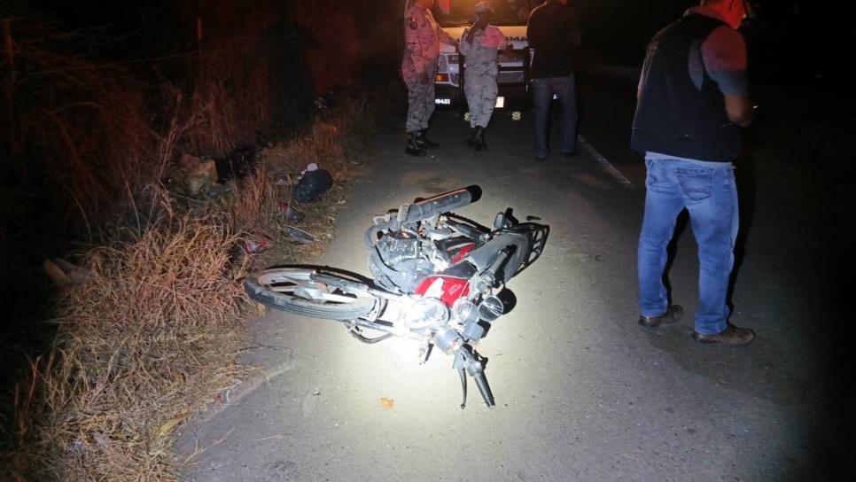 Motociclista muere al chocar de frente contra una camioneta cerca del campo militar El Sauz, Culiacán