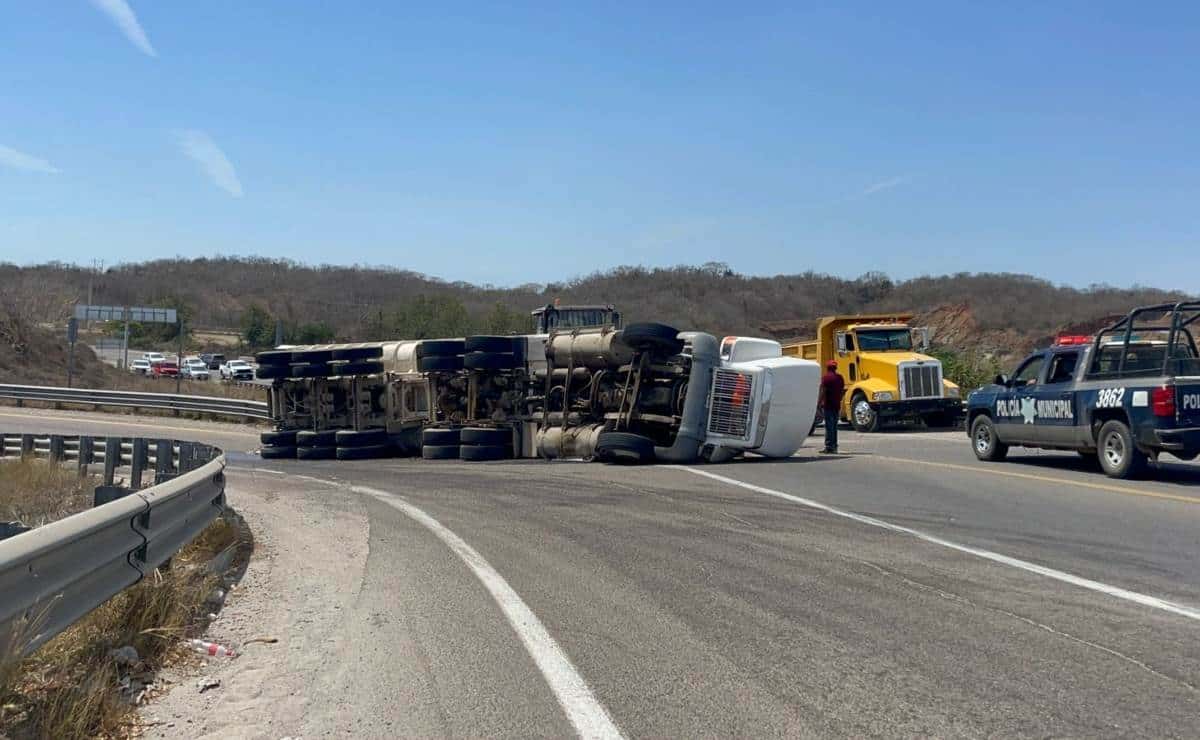 Un tráiler con grava vuelca en la carretera libre Mazatlán-Culiacán