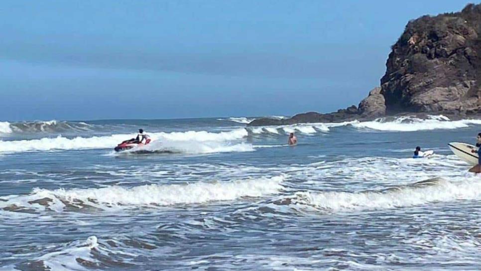 Rescatan a dos turistas de morir ahogados en playas de Mazatlán