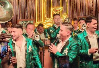 Sorprende la Arrolladora Banda el Limón con mini concierto en restaurante de Mazatlán