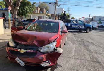 Destrozado quedó un vehículo Aveo tras chocar contra una patrulla en Culiacán 