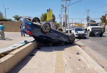 Volcadura por la Obregón deja un lesionado y daños materiales en Culiacán