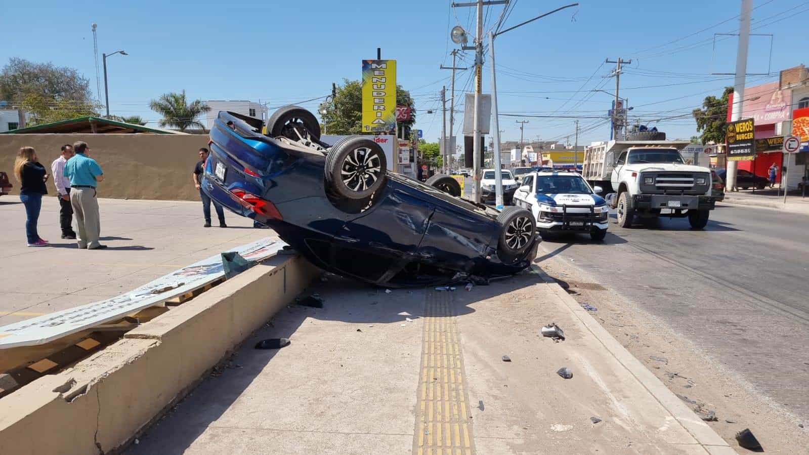 Volcadura por la Obregón deja un lesionado y daños materiales en Culiacán