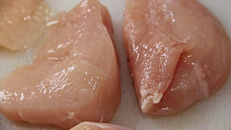 ¿Por qué lavar el pollo crudo es un peligro? Esto sabemos 