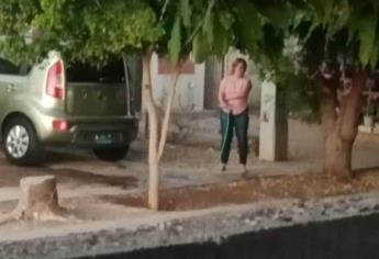 En plena sequía captan a mujer lavando su coche con manguera en Los Mochis