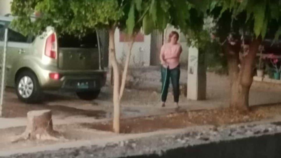 En plena sequía captan a mujer lavando su coche con manguera en Los Mochis