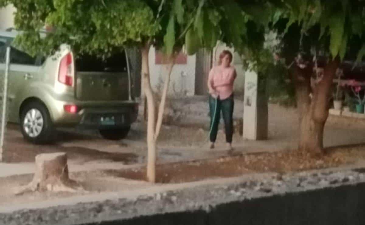 En plena sequía captan a mujer lavando su coche con manguera en Los Mochis