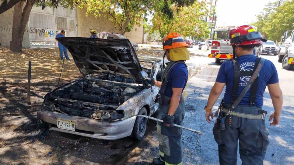Madre y su hijo de 10 años se dan el susto de sus vidas al incendiarse su auto en Culiacán