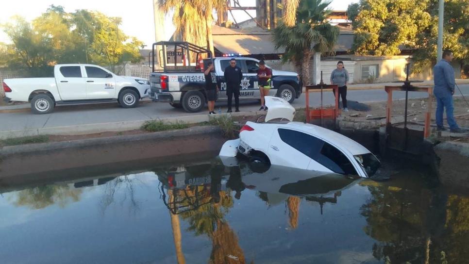 Vehículo cae a un canal en Batamote, Guasave