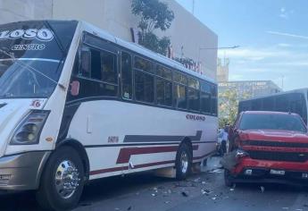 Choca camioneta contra un camión urbano en el centro de Culiacán 