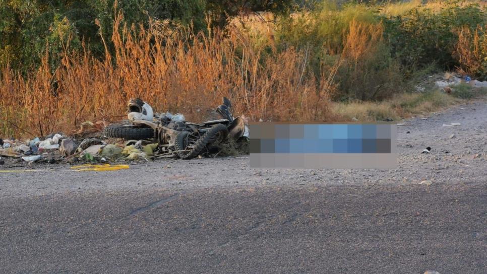 Muere motociclista al derrapar en Taxtes, El Fuerte; su esposa termina grave  
