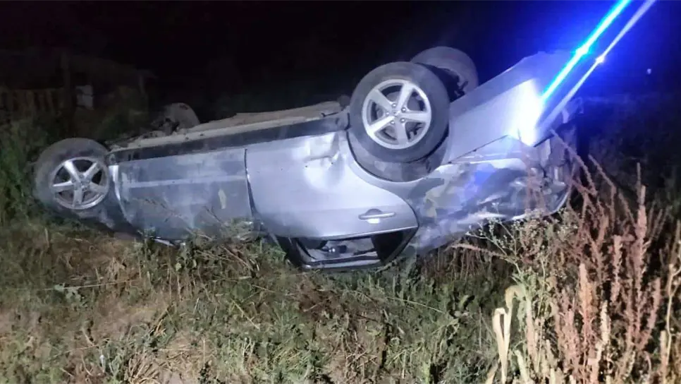 Se desconoce con exactitud cómo se volcó el auto. FOTO: Cortesía