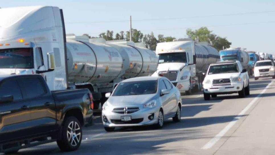 Cierran la carretera Los Mochis-Topolobampo por caída de un poste 