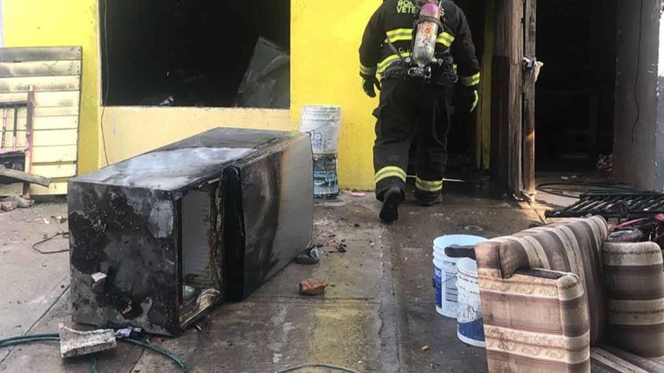 Bomberos Veteranos de Mazatlán atiende doble incendio de casas en Santa Fe