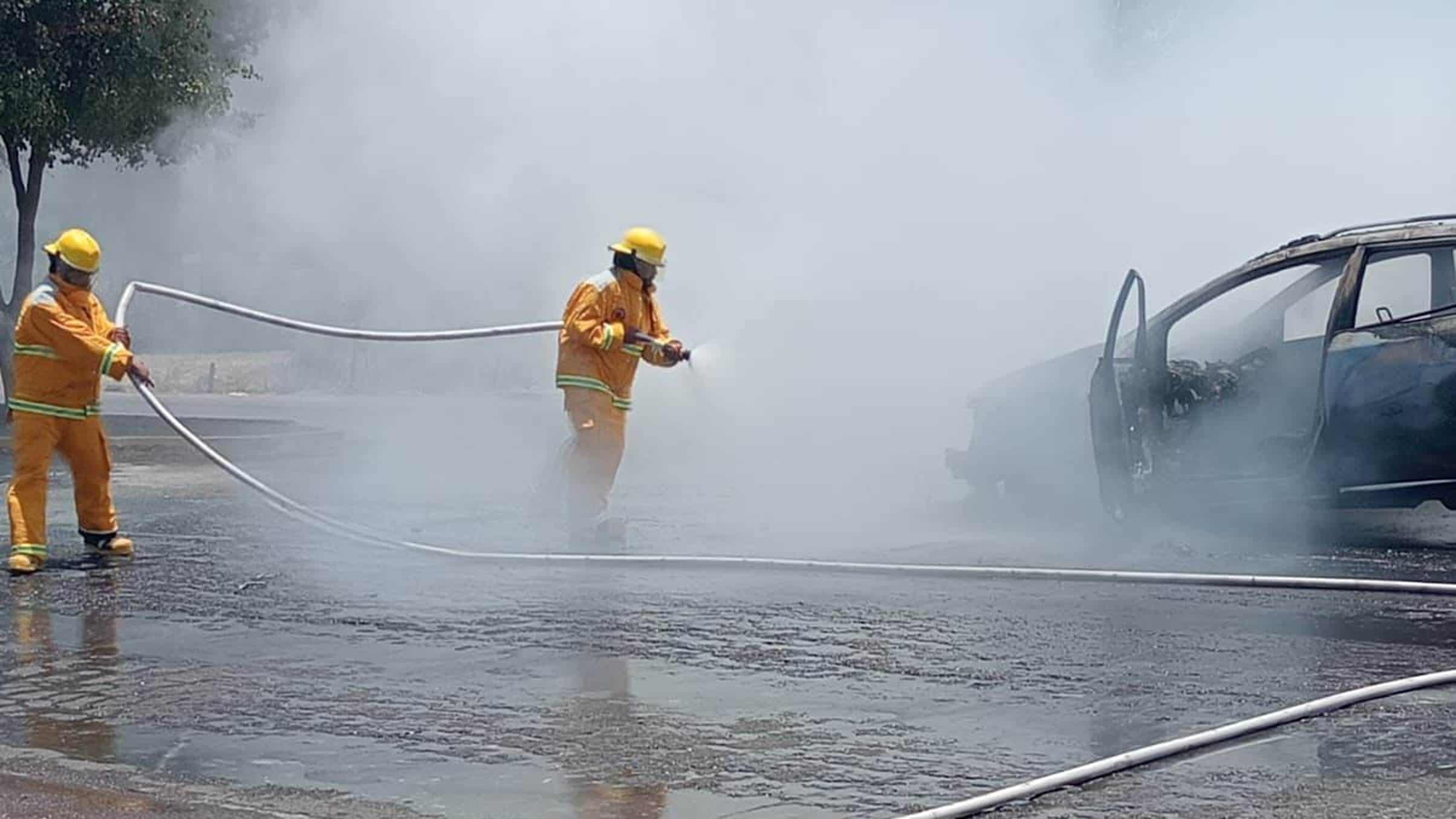 Una vagoneta termina calcinada tras incendiarse por un cortocircuito. FOTO: Cortesía,
