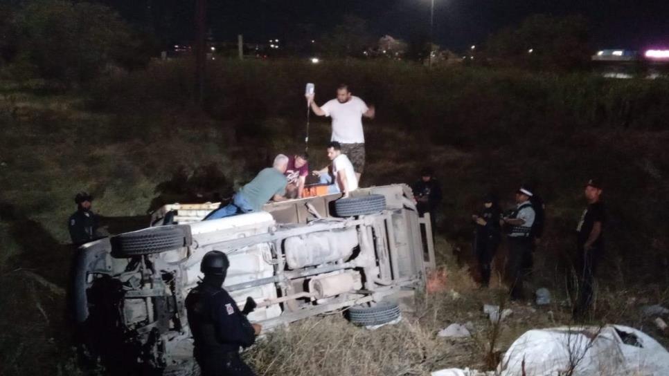 Vuelca camioneta en Culiacán, en el trébol del Campo El Diez; hay un hombre lesionado