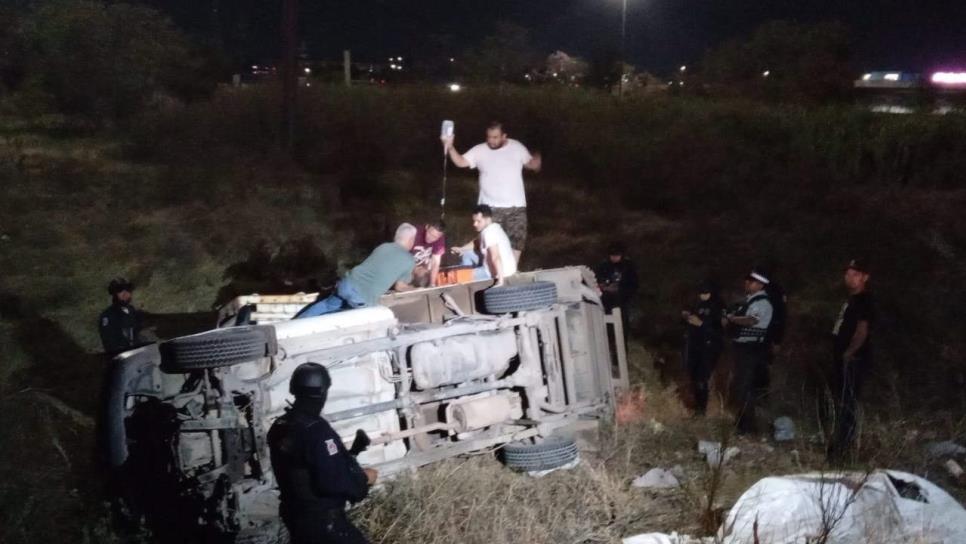 Vuelca camioneta en Culiacán, en el trébol del Campo El Diez; hay un hombre lesionado Vuelca camioneta en Culiacán, en el trébol del Campo El Diez; hay un hombre lesionado